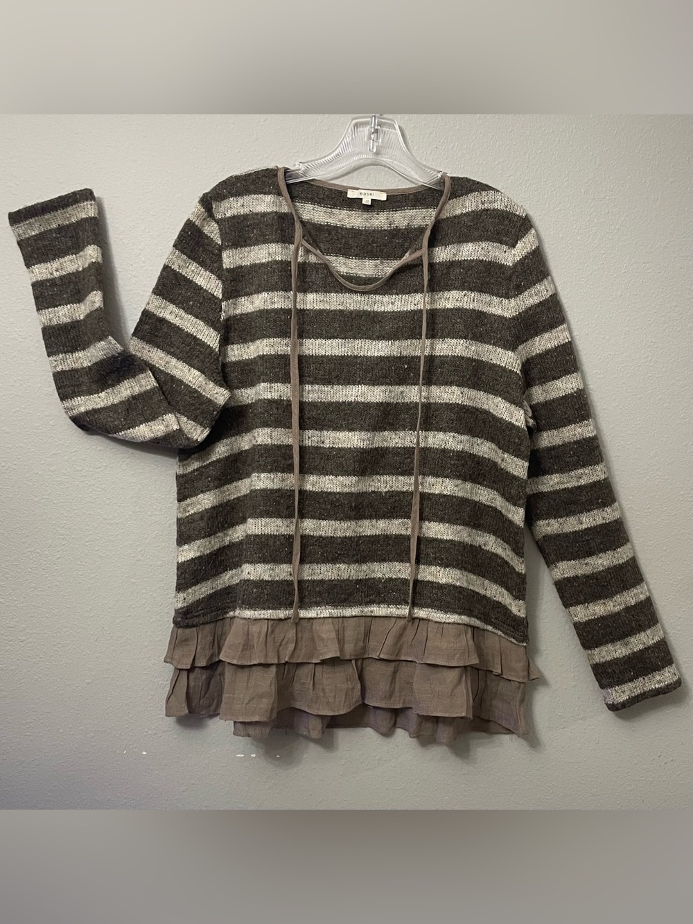 Easel Pullover Sweater With Double Layered raw-edge Chiffon Ruffle Hem SZ MD EUC
